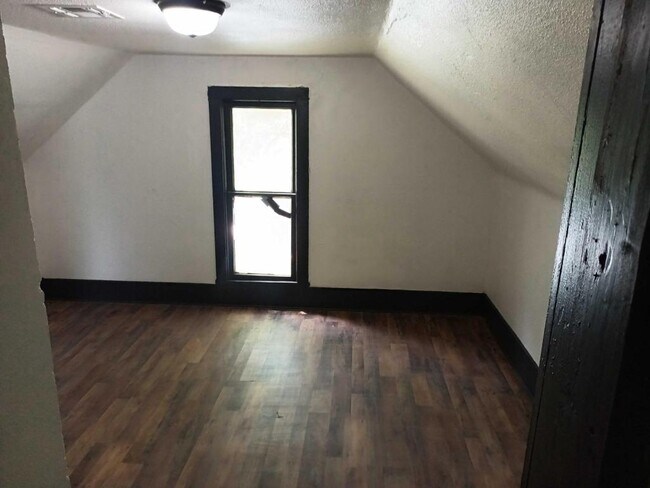 Photo - 744 E Walnut St