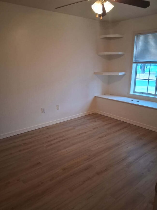 Photo - 1650 W Nikolaus