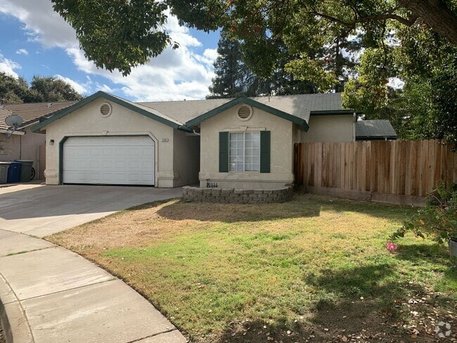 Building Photo - Charming 3 Bed, 2 Bath Home with Spacious ...