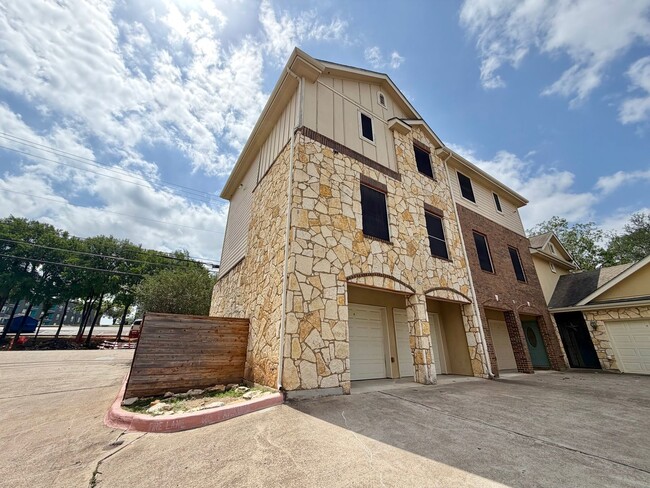 Building Photo - 1402 Parker Ln
