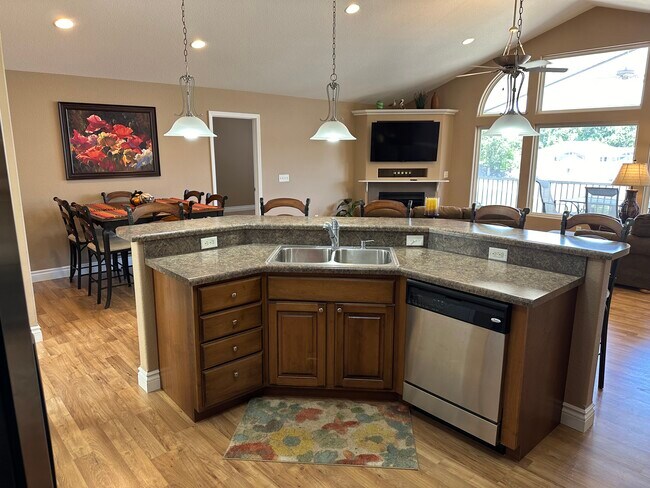 Photo - 5214 Big Ship