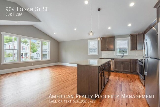 Photo - 904 Logan St SE