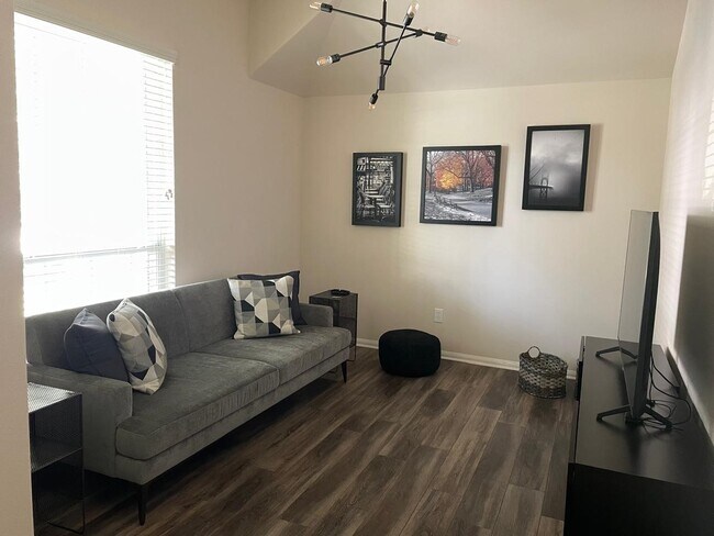 Photo - 31 W Spindle Tree Cir