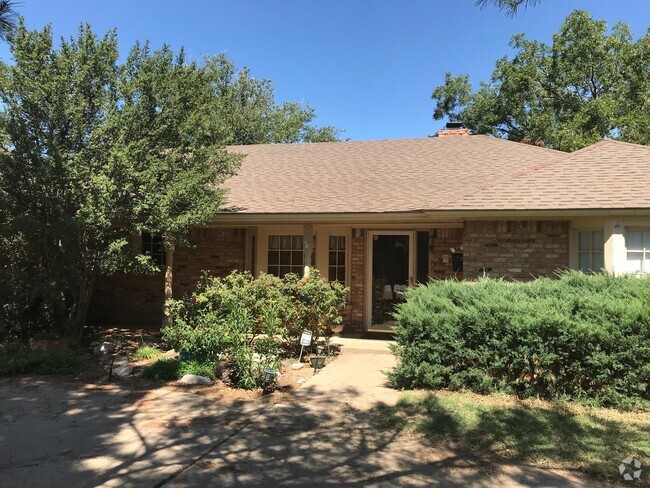 Building Photo - Wow 4 bedroom 3 bath 2 garage almost 3000... Rental