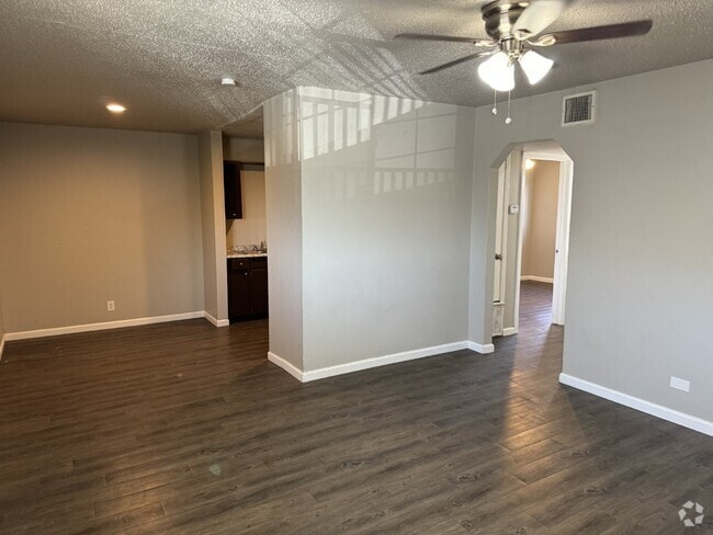 Building Photo - 2 Bedroom and 1 bathroom ready to move in Unit 5 Rental