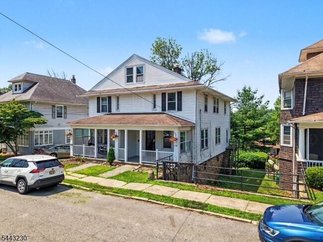 Photo - 420 Hill St