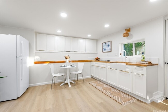 Building Photo - 1570 Ohu St Unit B