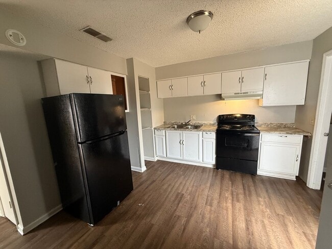 Photo - 304 Carriage Ln Unit B