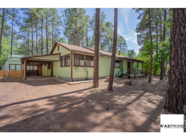 Photo - Discover your peaceful retreat in this charming 3/1 Lakeside home!