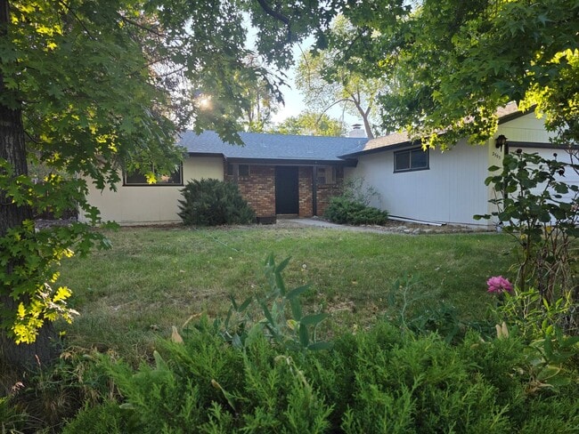 Building Photo - Pet Friendly family home