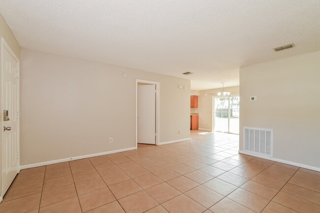 Photo - 206 Yale Dr