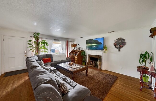 Photo - 4205 Lyle St