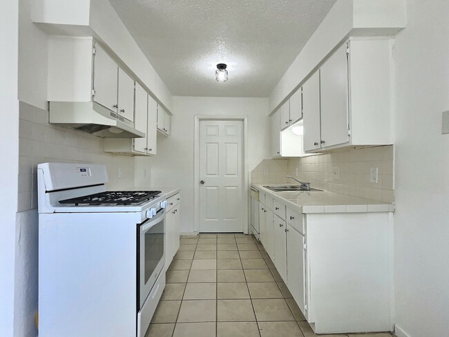 Building Photo - 1543 E 66th Plz