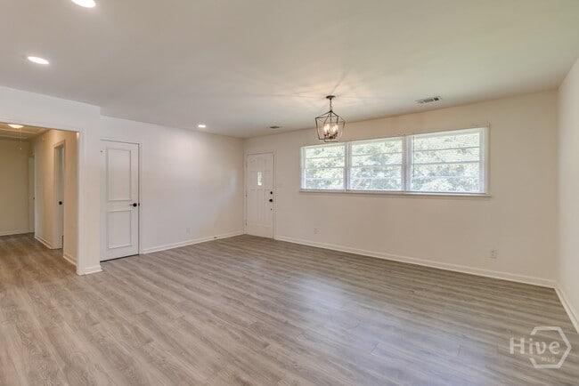 Photo - 625 Stuart St