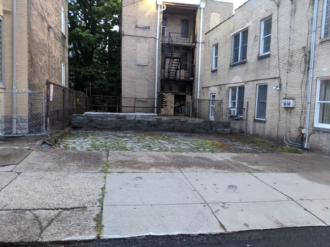 Estacionamiento fuera de la calle para 3 autos (costo adicional) - 310 Semple St Unidad 310