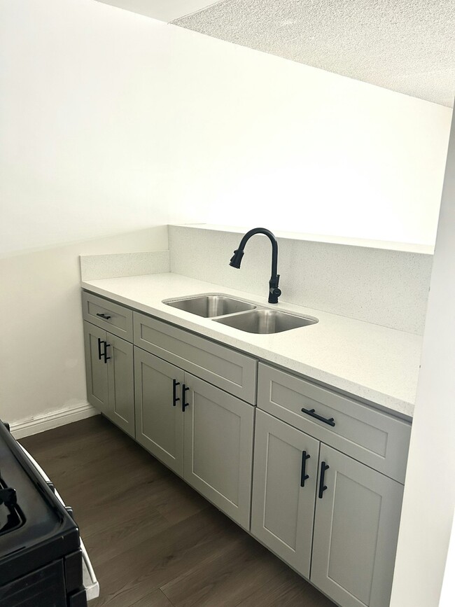 Photo - 794 N Shattuck Pl