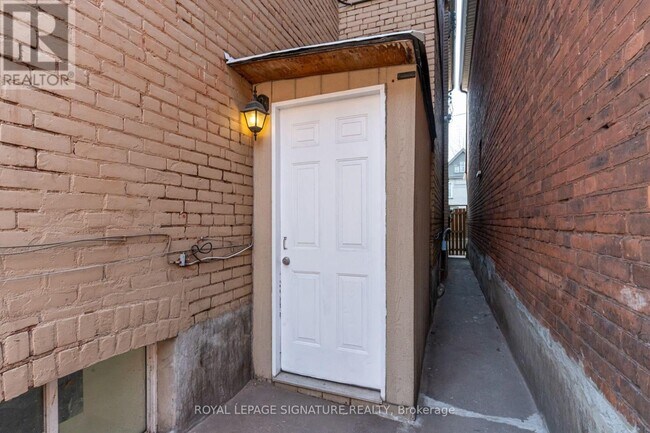 Photo - 212 Wellington St N