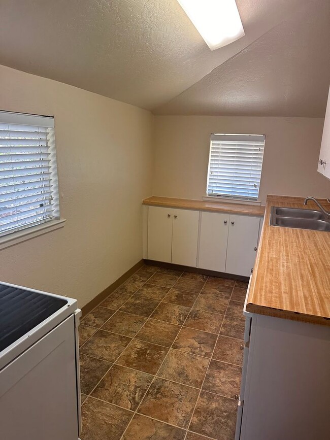 Building Photo - 4124 E Zeering Rd Unit zeering # b Rental