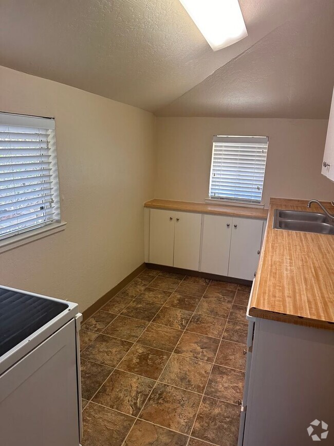 Building Photo - 4124 E Zeering Rd Unit zeering # b Rental