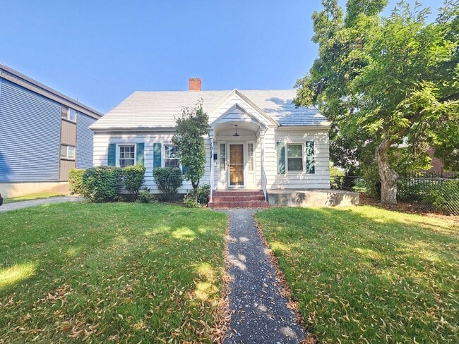 Building Photo - $2,100 - 3 Bed / 2 Bath Charming Home by G...