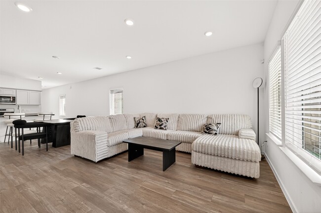 Photo - 5442 Pinetree Cres Ln