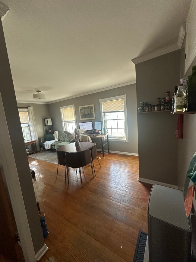 Living areaa - 310 W Lakeside St Unit Apt 3