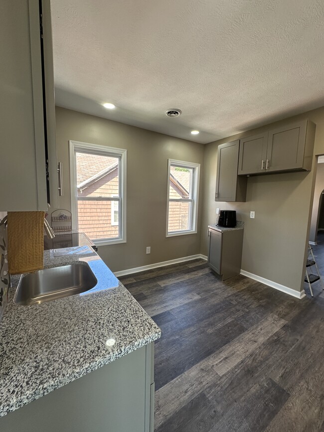 Building Photo - 4511 Fenwick Ave Unit Up Rental