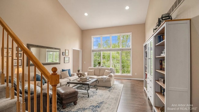 Photo - 50145 Tottenham Ct