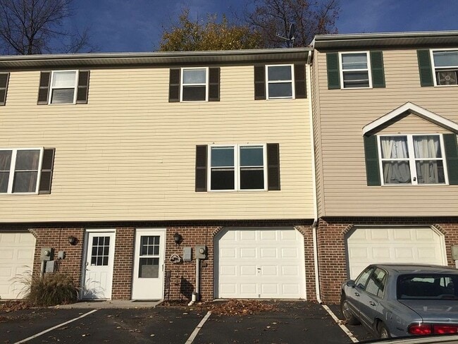 Building Photo - 3 Bed 2 Bath Townhouse in Manchester