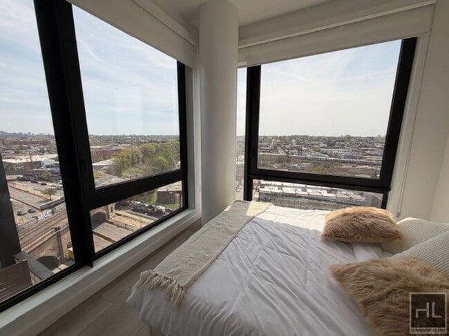 Building Photo - Luxurious Woodside 1 Bedroom with Views!