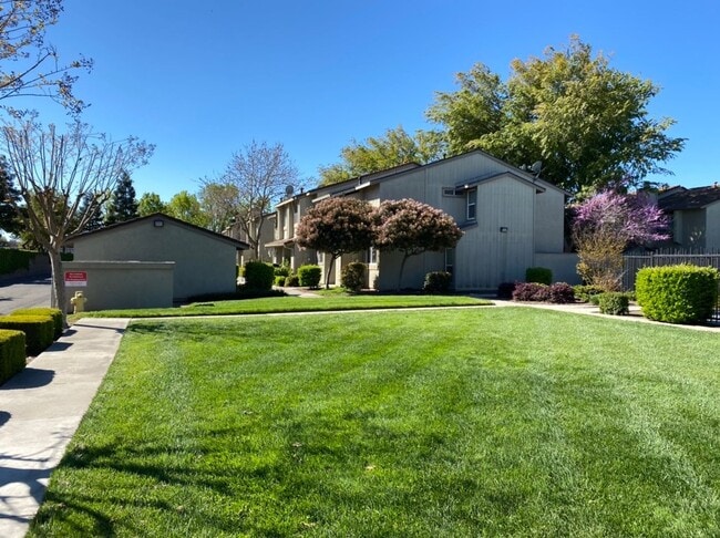 Building Photo - Large Condo near Freeway Access! Unit D