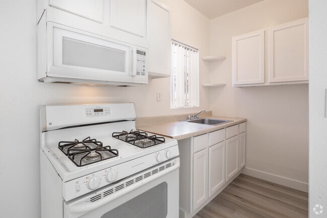 Estudio - 500 pies cuadrados - Cocina - 1935 Myrtle Ave.