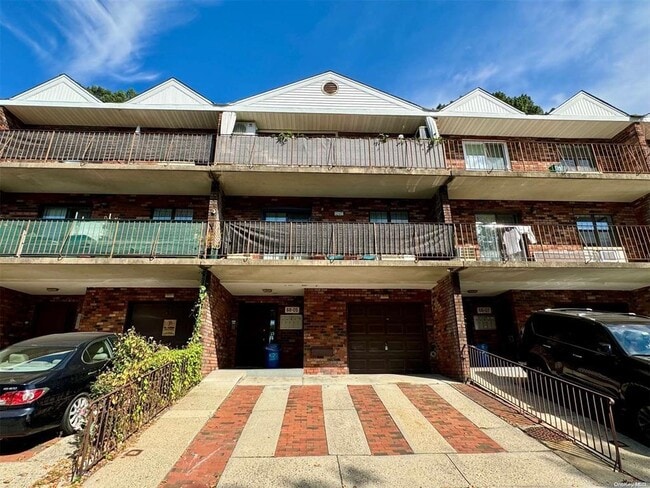 Building Photo - 68-05 242nd St Unit 31C Rental