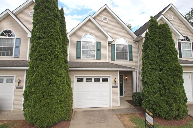 Building Photo - Charming Townhome in Harrisonburg!
