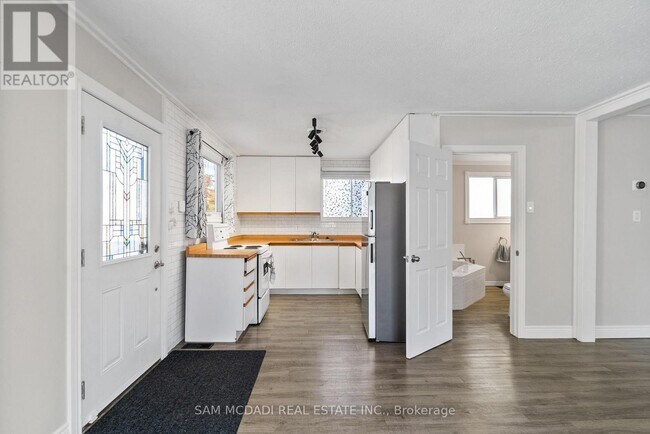 Photo - 1805 River Rd W