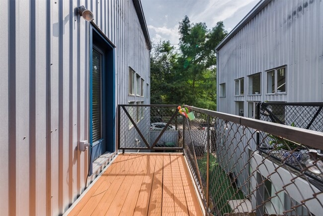 Building Photo - 1637 Tuam St Rental
