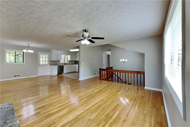 Photo - 151 Castleair Dr NE