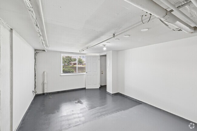 2BR, 1.5BA - 1100SF - Basement