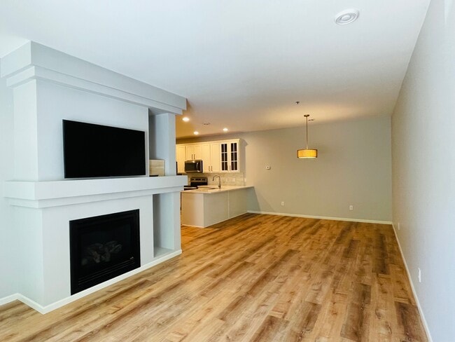 Living rmw/ gas fireplace - 739 Maple Hills Dr Unit G