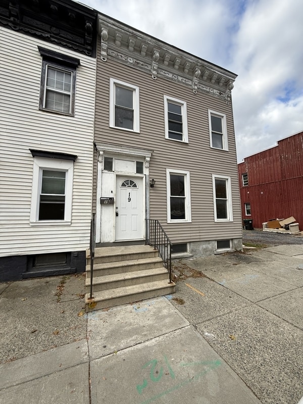 Building Photo - 19 N Lake Ave