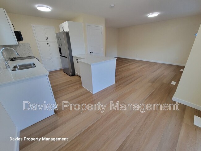 Photo - 2018 Garnett Way NW