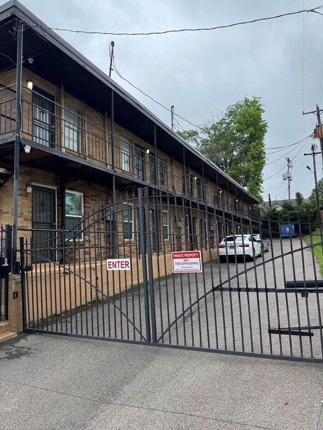 Building Photo - 139 N Claybrook St Unit 1