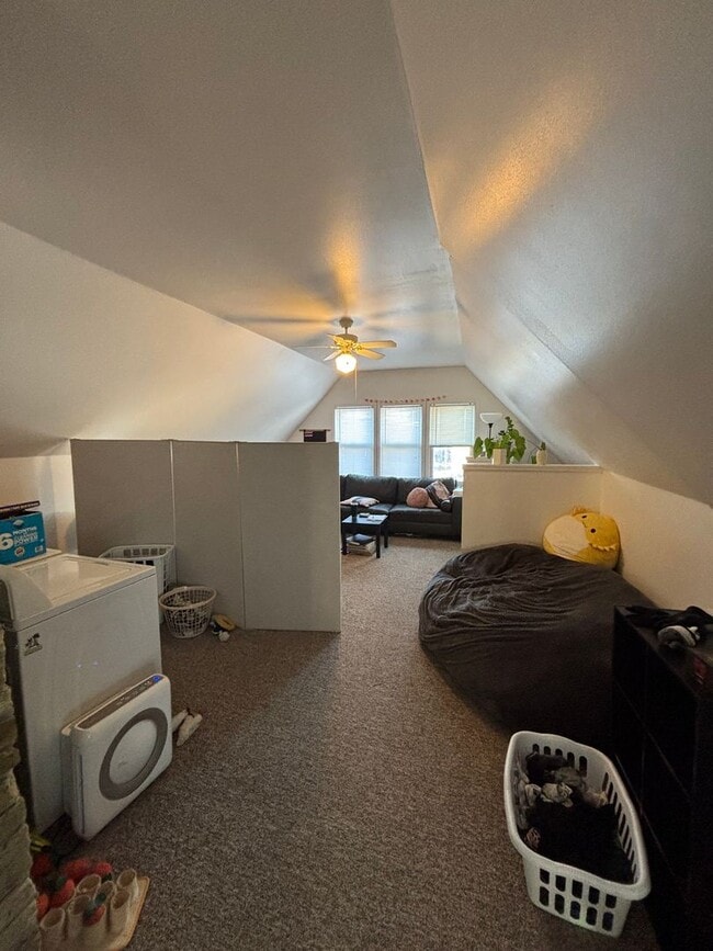 Photo - 122-124 E Lloyd Unit 122 E Lloyd (upper)