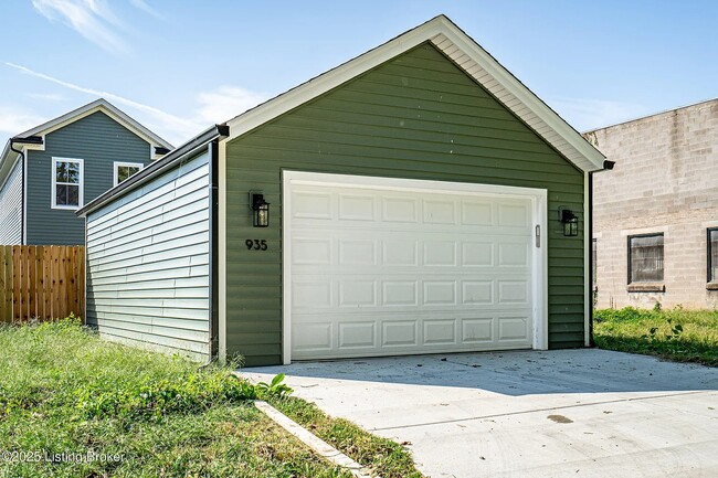 Photo - 935 E Madison St