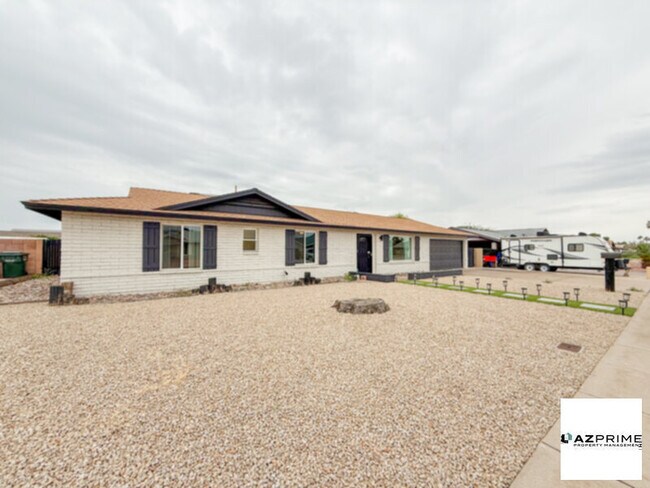 Building Photo - Beautiful 4/2 Phoenix House!