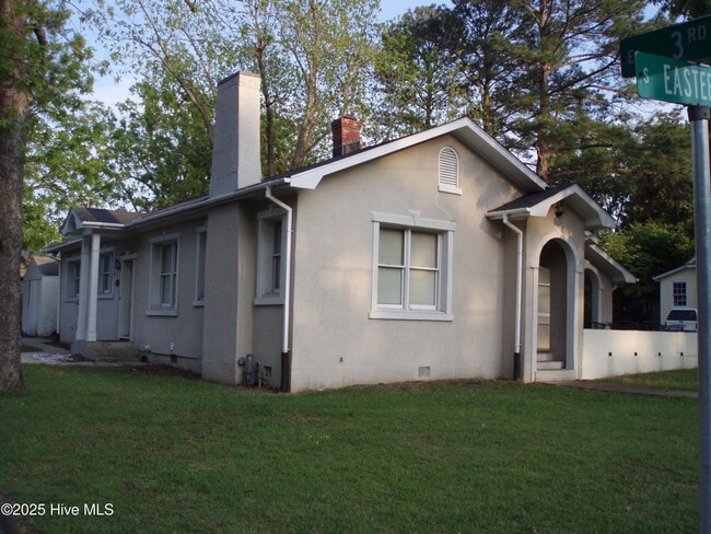 Photo - 301 S Eastern St