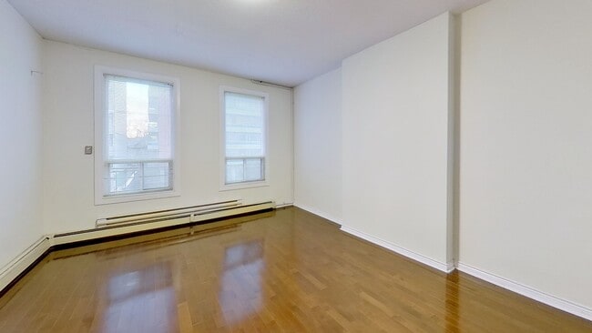 Building Photo - 101-103 Spadina Rd Unit 101-3