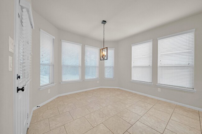 Photo - 323 Kinderwood Trail