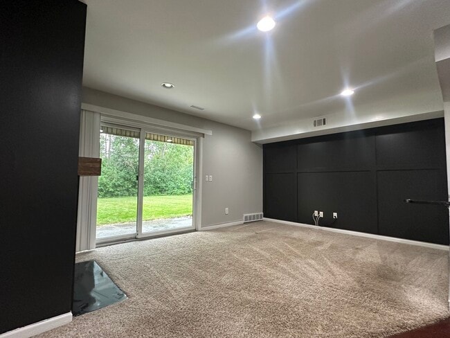 Building Photo - 2777 Davison Ave Unit 1 Rental