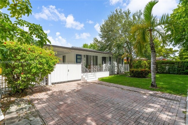 Photo - 2031 SW 66th Ave